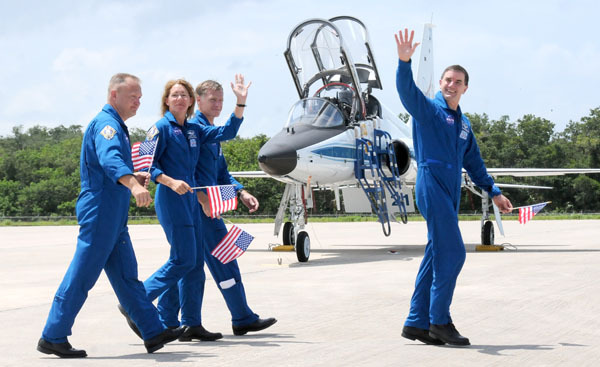 Final crew of Atlantis arrives at shuttle landing facility July 4, 2011.