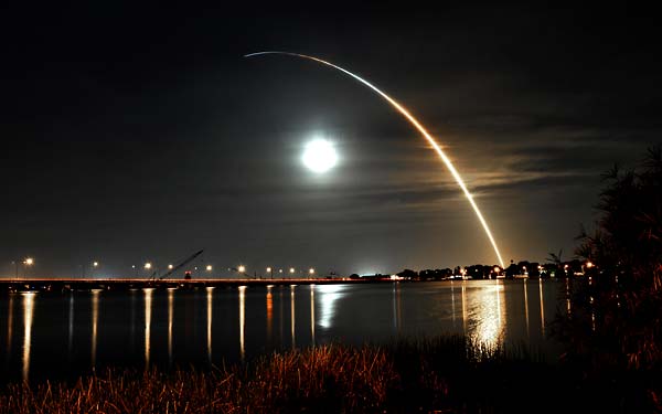 Endeavour launch over Lake Underhill, Orlando, November 14, 2008. 
