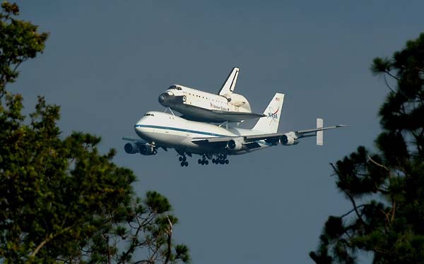 Atlantis returns to KSC after a cross country piggy back flight from Edwards AFB, California, July 3, 2007.